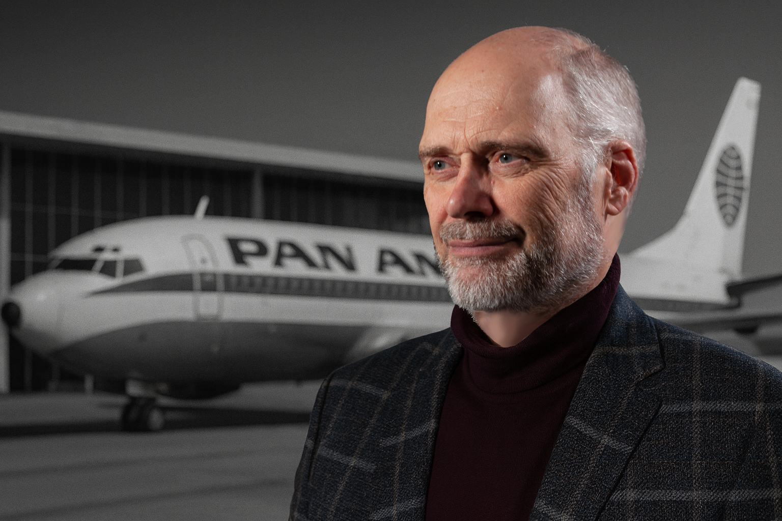 Rechtsanwalt Martin Heynert vor einem historischen Pan-Am-Flugzeug