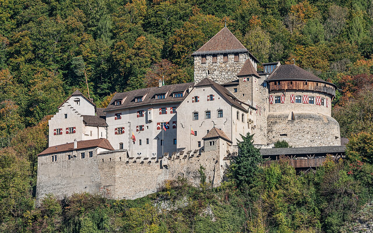 Schloss Vaduz im herbstlichen Bergwald